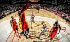 开云下载-猛龙爆冷太阳，库里在东决关键战接管比赛，篮球之夜的冰与火之歌