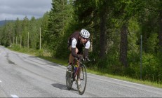 开云体育入口-街道上的狂飙与球场上的风暴，双线焦点战纪实