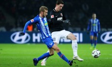 开云体育入口-柏林赫塔球员庆祝进球，庆祝热情高涨