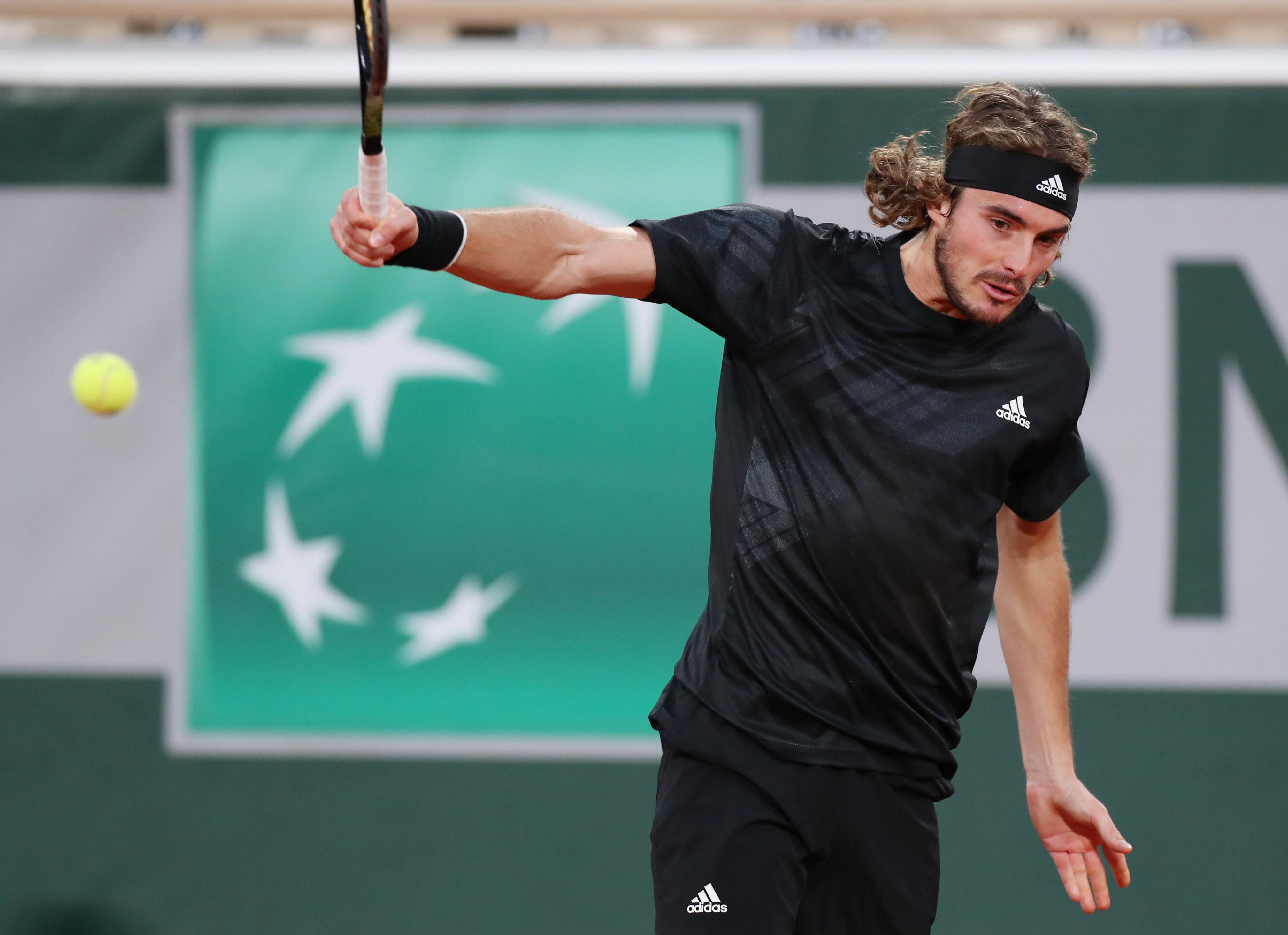 关于法国网球队力克澳大利亚网球队，西西帕斯高光表现的信息