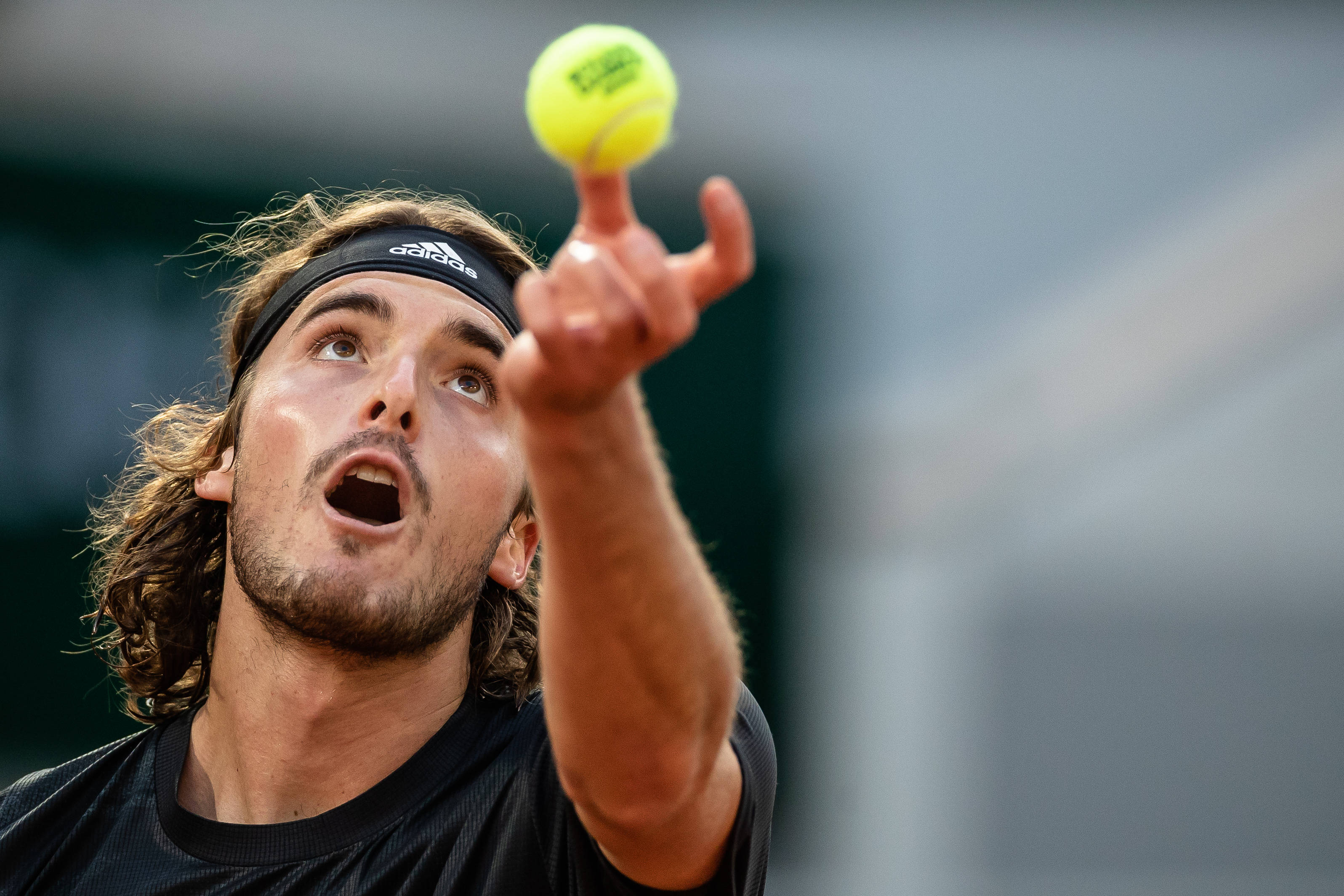 关于法国网球队力克澳大利亚网球队，西西帕斯高光表现的信息