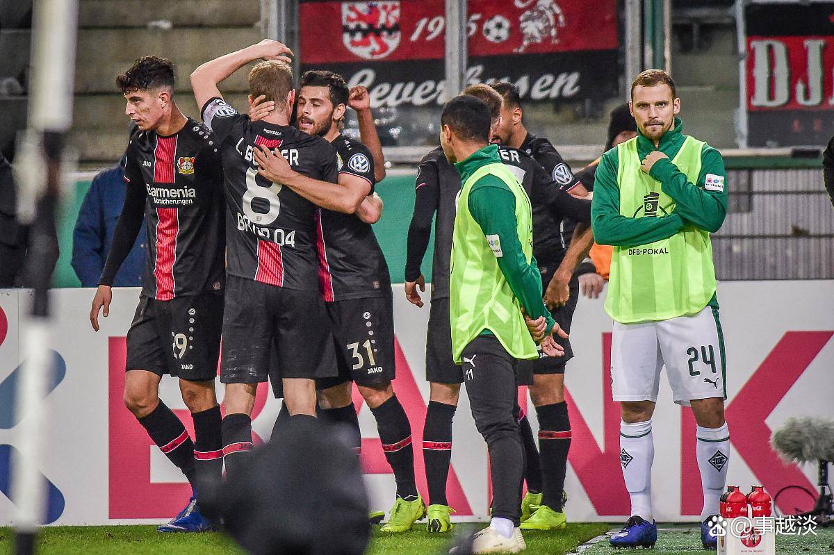 汉堡球队主场气氛火爆,球迷合唱震撼全场 汉堡球队主场气氛火爆,球迷合唱震撼全场