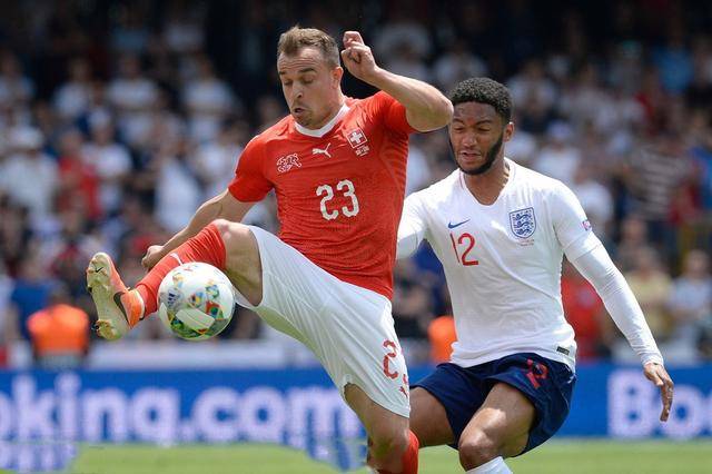 安普尔与英格兰大战,中场带球制胜 安普尔与英格兰大战,中场带球制胜