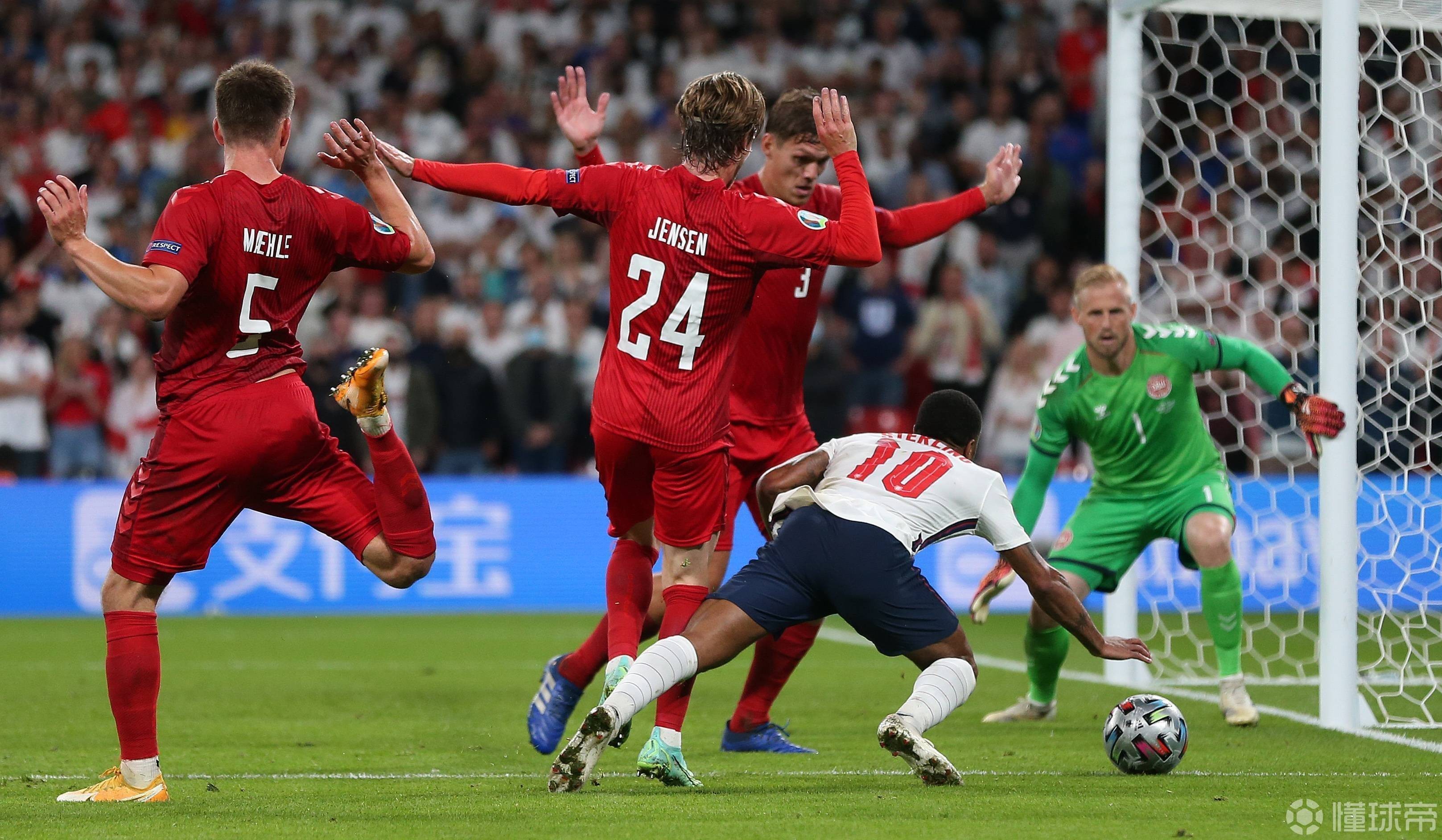 安普尔与英格兰大战,中场带球制胜 安普尔与英格兰大战,中场带球制胜