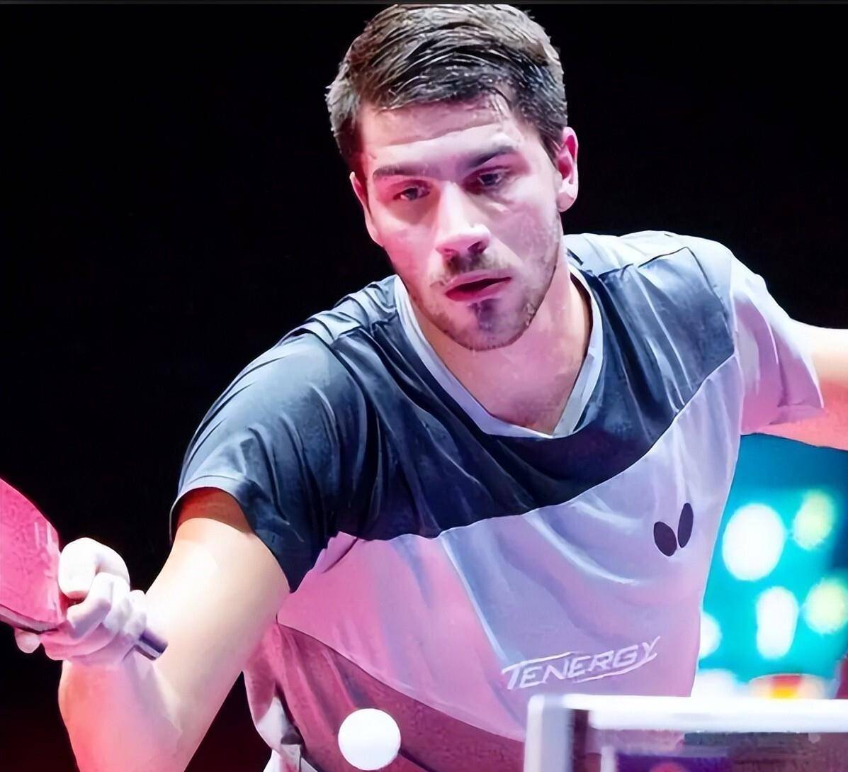 瑞典代表团在击剑比赛中斩获金牌，喜笑颜开