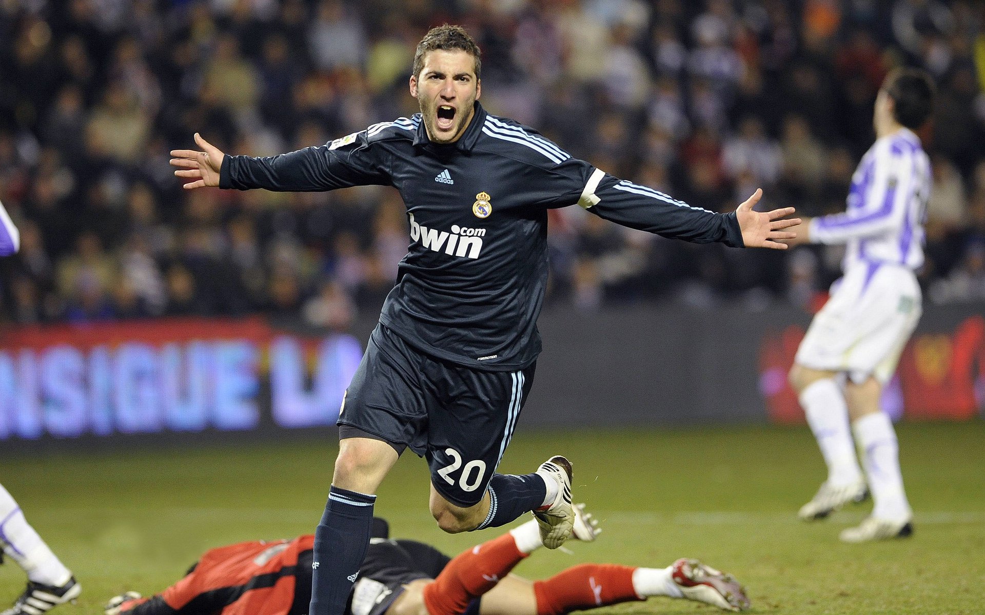 那不勒斯黄与比利时红，卡马文加的里程碑，足球宇宙的独一交汇点