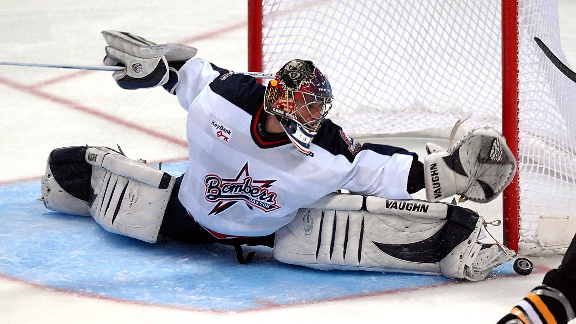 黄蜂封锁广厦队，布克成为关键先生