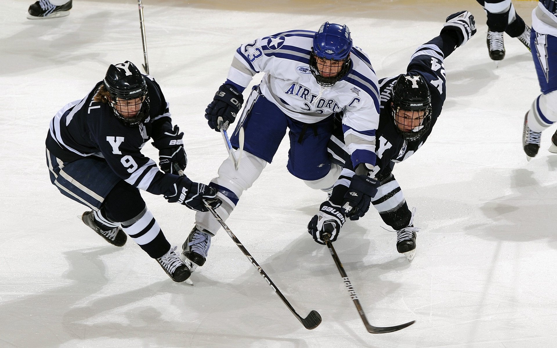 绝杀背后的孤胆英雄,安赛龙如何扛起丹麦队,映照泰国队的奇迹之夜